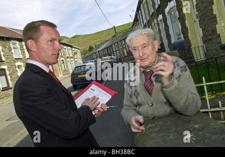 Candidat du Parti Travailliste Chris Bryant pour faire campagne dans la vallée de Rhondda au cours de l'année 2001 Élection générale Banque D'Images