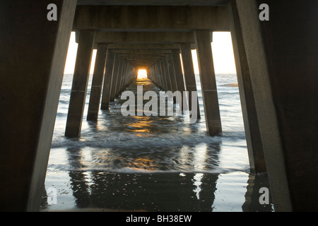 Géorgie - Lever du soleil sur la jetée de Tybee Tybee Island. Banque D'Images