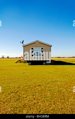 De modestes maisons mobiles sur les vastes prairies exposée au vent, isolé de l'Oklahoma sont des cibles pour les tempêtes, les vents et torndos Banque D'Images