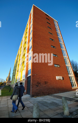 Conseil de ville britannique estate bloc d'appartements sur une froide journée ensoleillée avec 2 balades résidents passé, Redcliffe Bristol. Banque D'Images