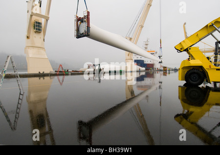 Pièces d'éoliennes de déchargement au port de Longview, Washington Photo par Bruce Forster 2009 Banque D'Images