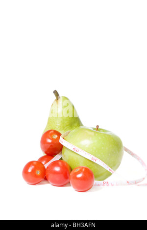 Apple poire isolé et tomates cerises avec un ruban à mesurer Banque D'Images