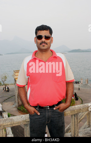 Pose d'un Indien élégant jeune homme avec des lunettes Banque D'Images