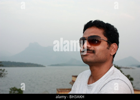 Pose d'un Indien élégant jeune homme avec des lunettes Banque D'Images