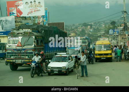 Coloré décoré dans le trafic de camions dans la périphérie de Katmandou sur la route de Katmandou à Pokhara, Népal Banque D'Images