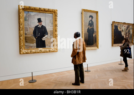 Paris, France, homme musée d'art regardant les peintures musée exposition d'art dans 'petit Palais', 'Musée des Beaux Arts de la ville de Paris' personnes noires en vacances, peintures d'art. Banque D'Images