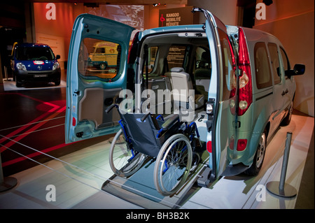 Paris, France, porte ouverte, camion de livraison exposé dans le salon Renault car Company, accès handicapés, besoins spéciaux transport Banque D'Images