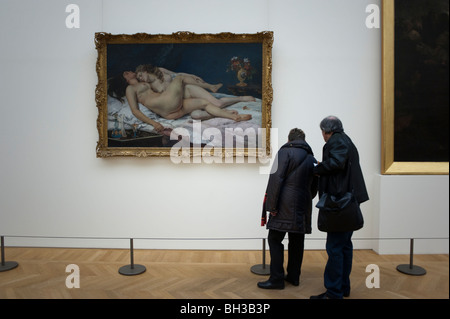 Paris, France, deux personnes, regardant le musée de peinture, visite de l'exposition d'art dans 'petit Palais', 'Musée des Beaux Arts de la ville de Paris', murs de la galerie d'art intérieur, couple arrière, peintures d'art. Banque D'Images