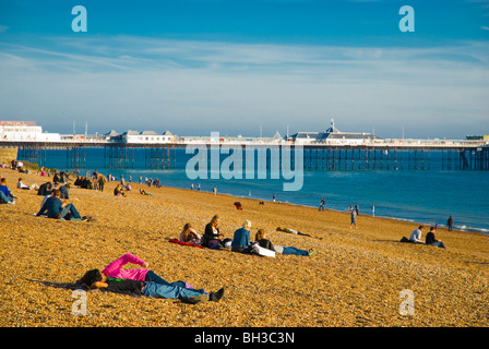 Les gens sur la plage avec la mer en arrière-plan la jetée de Brighton Angleterre Angleterre Europe Banque D'Images