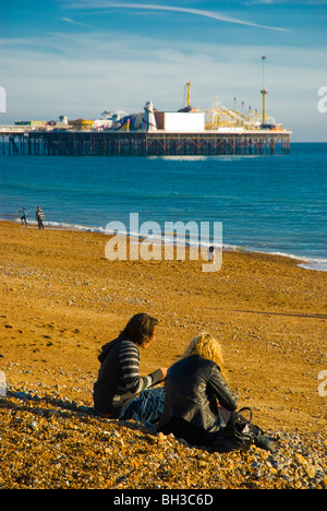 Les gens sur la plage avec la mer en arrière-plan la jetée de Brighton Angleterre Angleterre Europe Banque D'Images