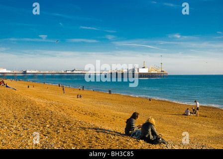 Les gens sur la plage avec la mer en arrière-plan la jetée de Brighton Angleterre Angleterre Europe Banque D'Images