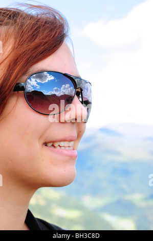 Adolescent à la mode avec les lunettes de soleil Banque D'Images