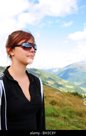 Adolescent à la mode avec les lunettes de soleil Banque D'Images