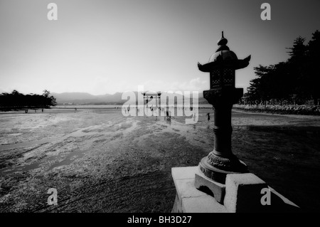 Otorii de Itsukushima, à marée basse. Miyajima Itsukushima (île). La Préfecture d'Hiroshima. Le Japon Banque D'Images