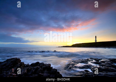 Au lever du soleil près de la baie d'Aberdeen, en Écosse. phare Nigg Banque D'Images