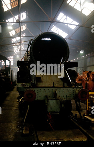 Machine à vapeur en réparation dans l'abri de la vapeur great central railway, Loughborough, Leicestershire, Angleterre Banque D'Images