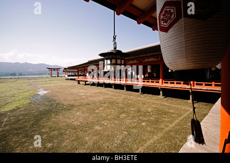 Otorii et sanctuaire d'Itsukushima, à marée basse. Miyajima Itsukushima (île). La Préfecture d'Hiroshima. Le Japon Banque D'Images