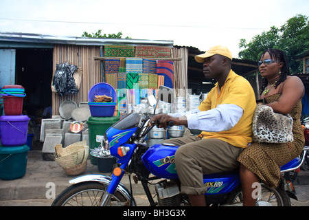 Cotonou Bénin Afrique Transport moto taxi Banque D'Images