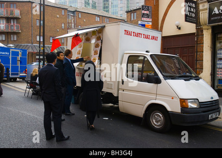 Stands de nourriture au marché Petticoat Lane East London England UK Europe Banque D'Images