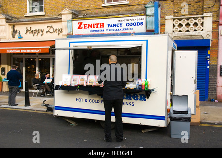 Stands de nourriture au marché Petticoat Lane East London England UK Europe Banque D'Images