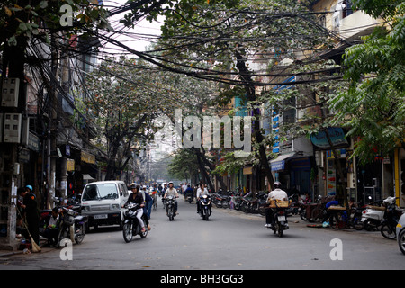 La circulation en moto dans les rues de Hanoï au nord du Vietnam Banque D'Images