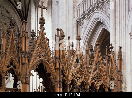 La cathédrale de Winchester, Hampshire. Quire écran par Sir Giles Scott Silbert1874-5. Gothique victorien en bois sculpté de motifs floraux Banque D'Images