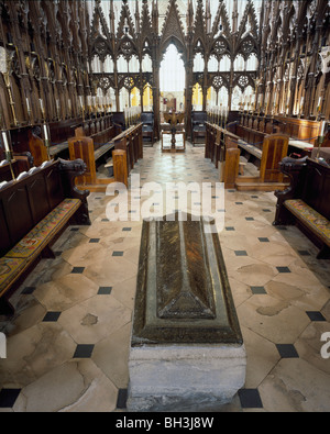 La cathédrale de Winchester, Hampshire. Vue ouest vers le bas avec quire, le tombeau de Henry de Blois dans l'avant-plan. Banque D'Images