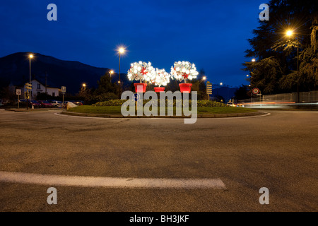 Rond-point décoré pour Noël à Annecy, France, photographié au cours en début de soirée. Banque D'Images