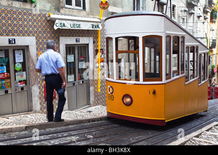Le Tram pilote sur le funiculaire Elevador da Bica Lisbonne Portugal Banque D'Images