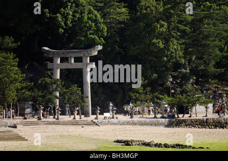 Torii en pierre sur le chemin d'Itsukushima. Miyajima Itsukushima (île). Le Japon Banque D'Images