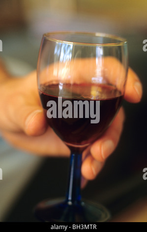 Homme tenant un verre de vin - close up Banque D'Images