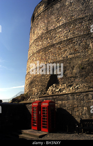 Boîte de téléphone Rouge britannique le château d'Édimbourg Banque D'Images