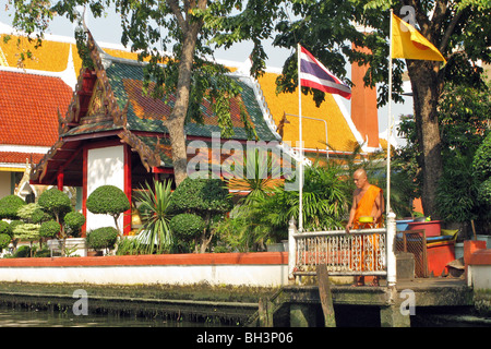 Des temples SUR LES RIVES DE LA KLONGS, de petits canaux, BANGKOK, THAÏLANDE Banque D'Images