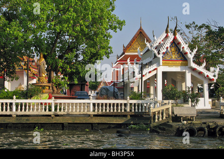 Des temples SUR LES RIVES DE LA KLONGS, de petits canaux, BANGKOK, THAÏLANDE Banque D'Images