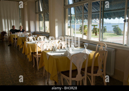 L'Uruguay. Couple au salon de thé de l'hôtel Argentino, un exemple de l'architecture Art déco à Piriapolis Banque D'Images