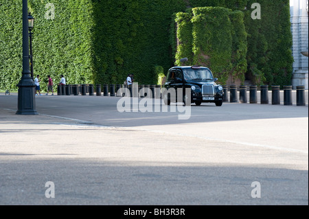Black Cab. London taxi voyages le long de la Horse Guard Parade, Londres. Banque D'Images