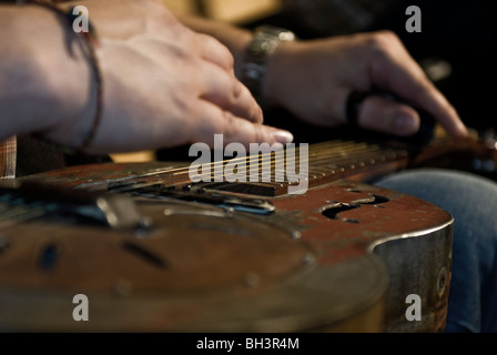 Guitariste blues guitare slide sur une guitare unique construit sur mesure Banque D'Images