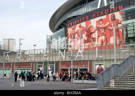 UK. Les écoliers se rendant sur le Arsenal FC Unis stade de Highbury, Londres Banque D'Images