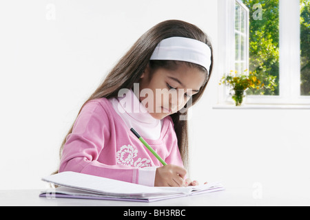 Girl écrit dans un ordinateur portable Banque D'Images