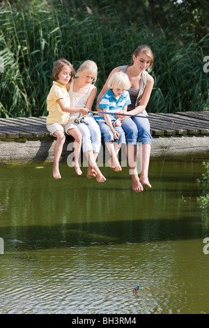 Les enfants de la passerelle de pêche Banque D'Images