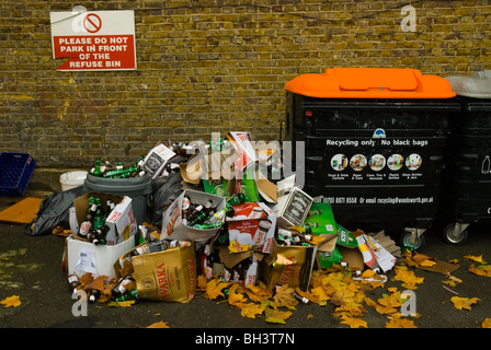 Vider les bouteilles de bière polonaise et des boîtes en carton en face de bacs de recyclage Tooting London England UK Europe Banque D'Images