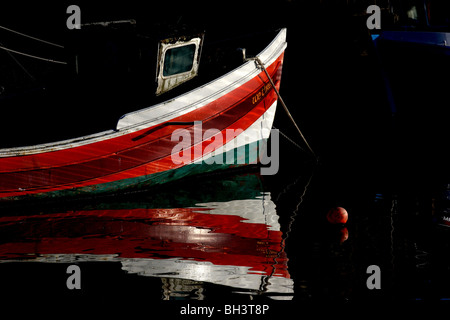 Bateau de pêche colorés à Gourdon Port. Banque D'Images