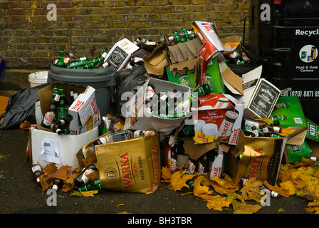 Vider les bouteilles de bière polonaise et des boîtes en carton en face de bacs de recyclage Tooting London England UK Europe Banque D'Images