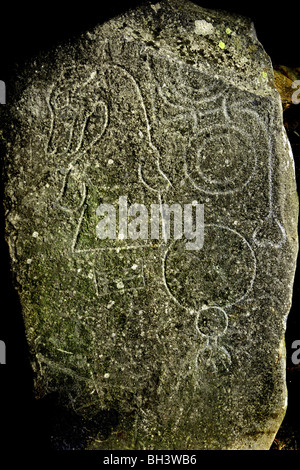 Les symboles sculptés sur les pierres pictes sur Rhynie kirkyard. Banque D'Images