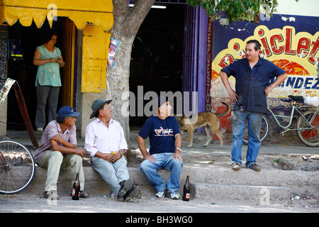 Les hommes à Lujan de Cuyo, Mendoza, Argentine région. Banque D'Images