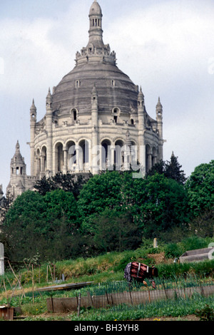 Les allotissements de jardin EN FACE DE LA BASILIQUE DE LISIEUX, Calvados (14), NORMANDIE, France Banque D'Images