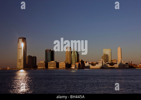 Jersey City, New Jersey, vue sur l'horizon de l'autre côté de la rivière Hudson dans le lower Manhattan, New York City, NY, United States Banque D'Images