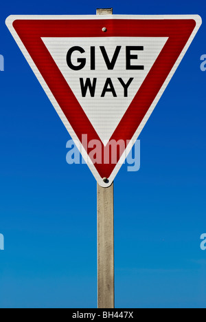 Donner un signe ainsi isolée sur un dégradé bleu ciel. Banque D'Images