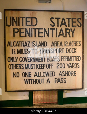 Avertissement Avertissement les plaisanciers à rester loin de l'île d'Alcatraz, le Golden Gate National Recreation Area, San Francisco, Californie. Banque D'Images