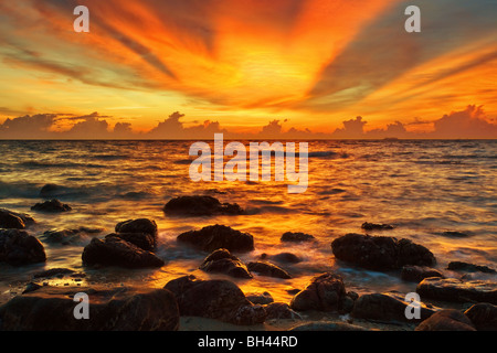 Coucher de soleil dans la mer tropicale près de l'île de Phuket. La mer d'Andaman. Thaïlande Banque D'Images